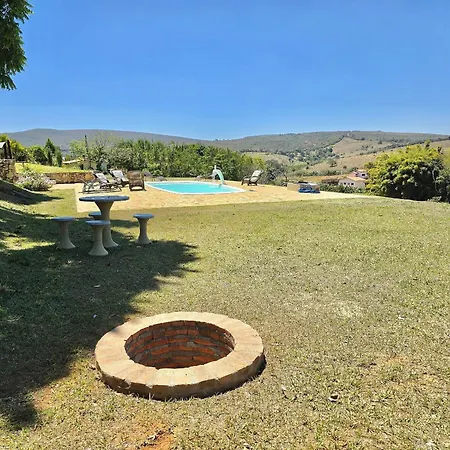 Chalés Vila Carrancas - Ao lado do centro com piscina, cozinha completa e muita tranquilidade-2